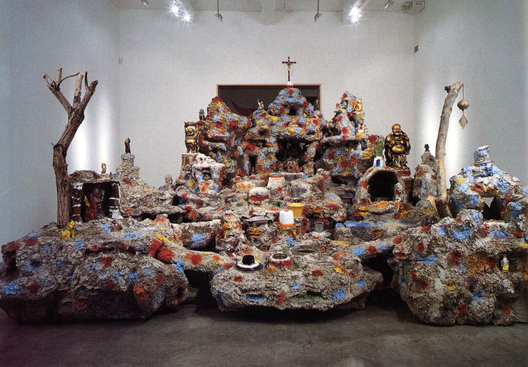 Unique-design-installation-by-Mike-Kelley
